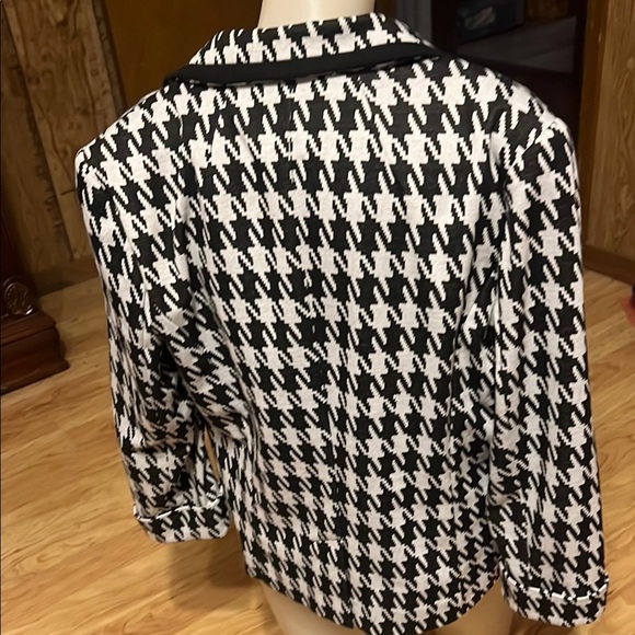 Black and White Houndstooth Blazer with Tailored Fit - Picture 2 of 3